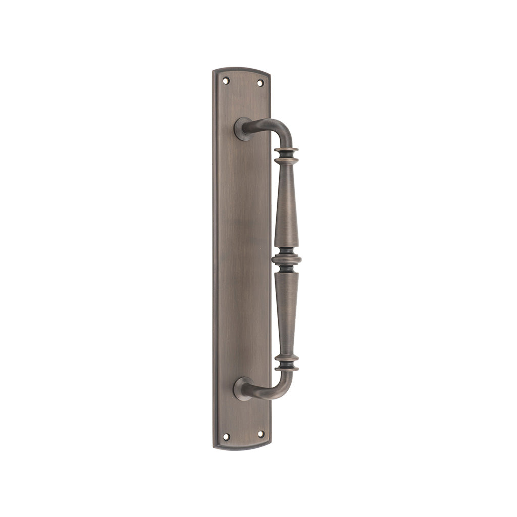Sarlat Pull Handle on Backplate Signature Brass / 257mm